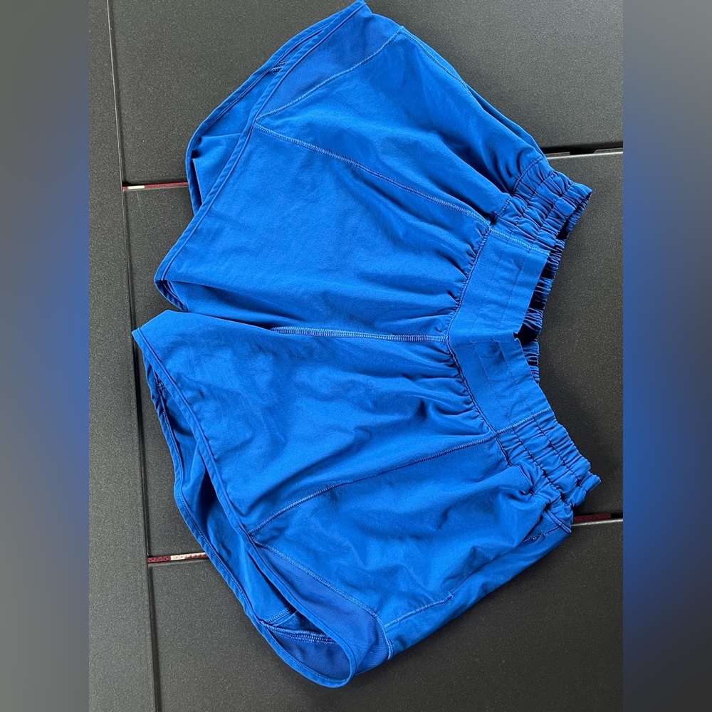Lululemon Hotty Hot Low-Rise short 4 in. Poolside blue. Size 8